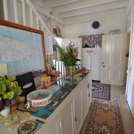 Holiday Home - Guest House ポート・アントニオ エクステリア 写真