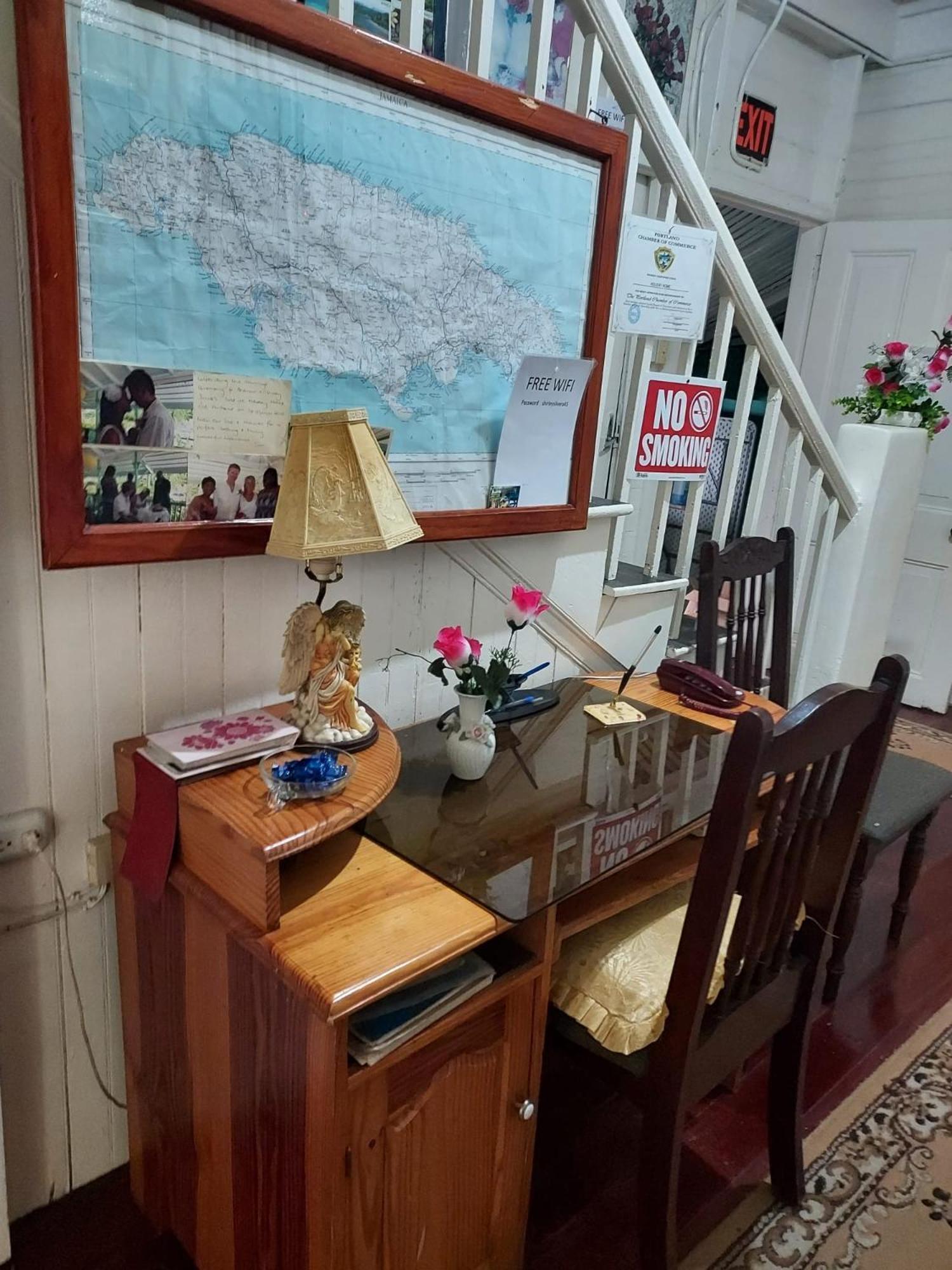 Holiday Home - Guest House ポート・アントニオ エクステリア 写真